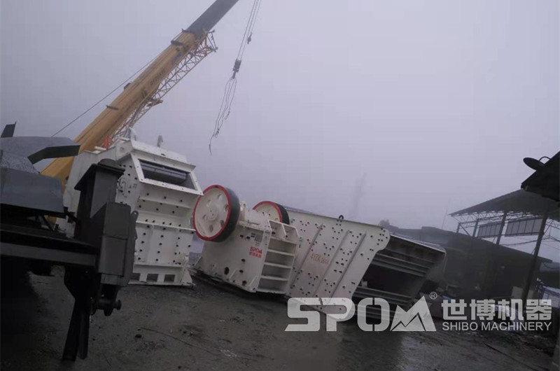 鄂破反击破振动筛，现场待安装